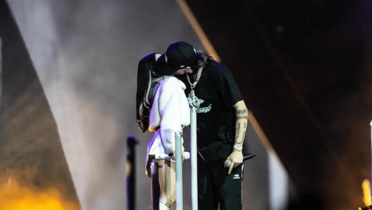 Nicki Nicole Y Peso Pluma Confirman Romance En Medio De Concierto