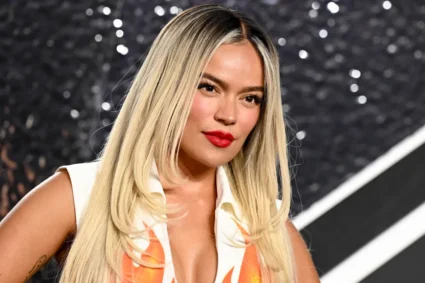 Karol G se disculpa tras polémica por la letra de ‘+57’ y aclara malentendidos